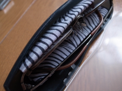 メガネケースにトレシー＋眼鏡